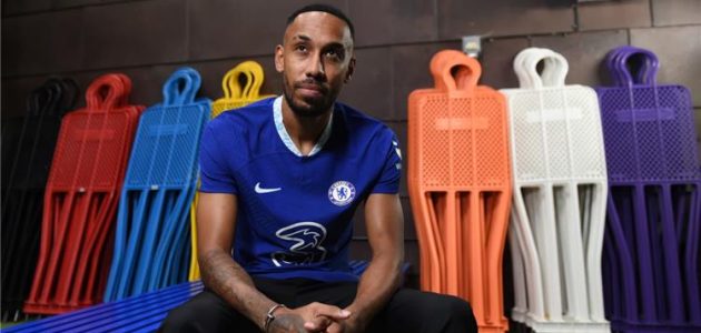 غضب تشيلسي من أوباميانج يعرقل عودته إلى برشلونة ويقربه للدوري الإيطالي