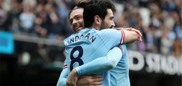 جريليش يكشف حديث جوارديولا مع لاعبي مانشستر سيتي بين شوطي مباراة ليفربول